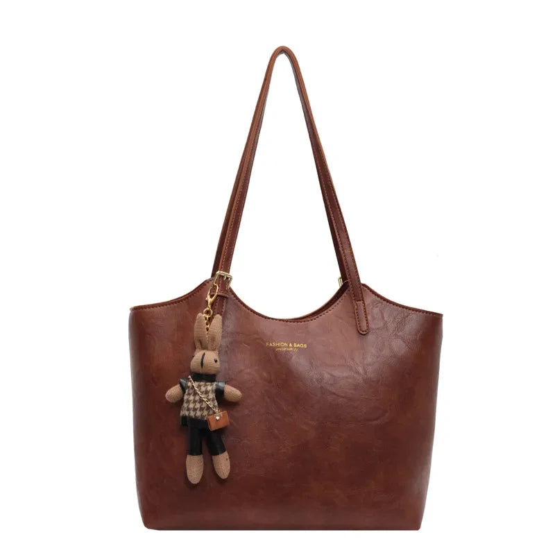 Emma Rustic Edge Tote – Przestronna Torebka Vintage z Ekologicznej Skóry z Ozdobnym Breloczkiem