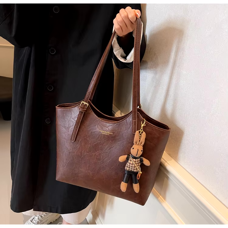 Emma Rustic Edge Tote – Przestronna Torebka Vintage z Ekologicznej Skóry z Ozdobnym Breloczkiem