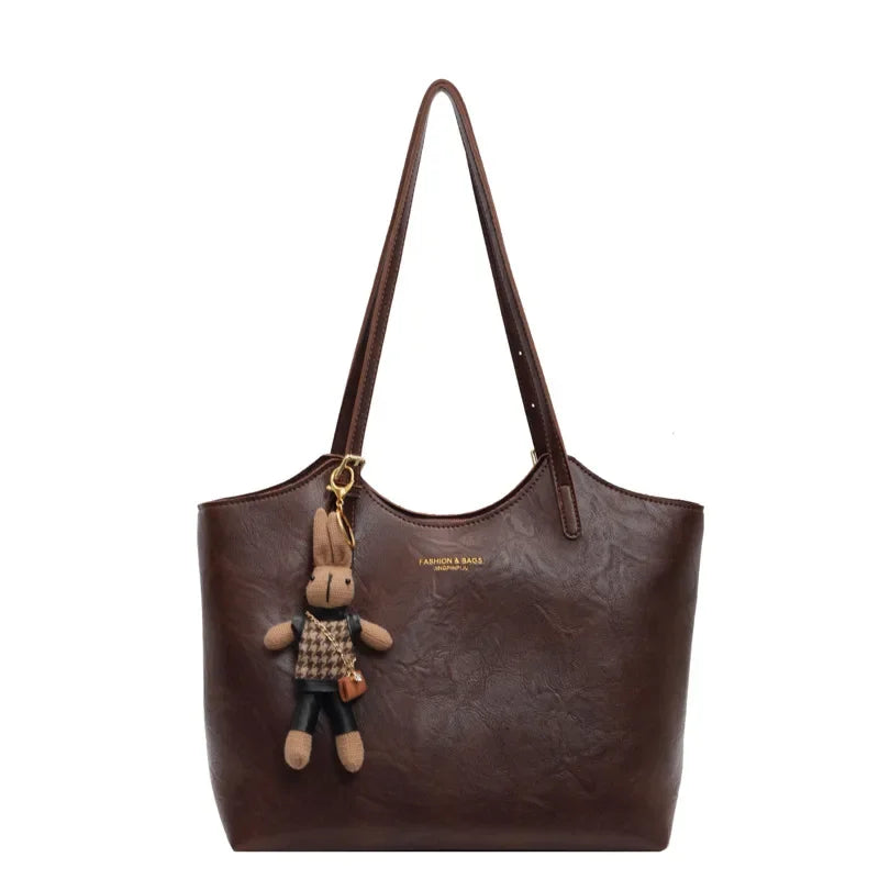 Emma Rustic Edge Tote – Przestronna Torebka Vintage z Ekologicznej Skóry z Ozdobnym Breloczkiem