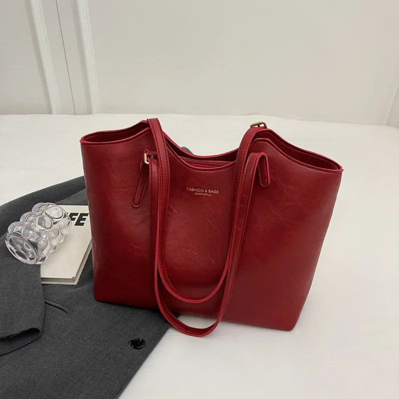 Emma Rustic Edge Tote – Przestronna Torebka Vintage z Ekologicznej Skóry z Ozdobnym Breloczkiem