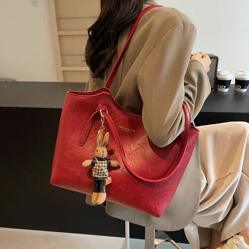 Emma Rustic Edge Tote – Przestronna Torebka Vintage z Ekologicznej Skóry z Ozdobnym Breloczkiem