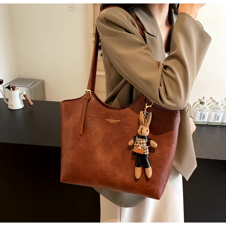 Emma Rustic Edge Tote – Przestronna Torebka Vintage z Ekologicznej Skóry z Ozdobnym Breloczkiem