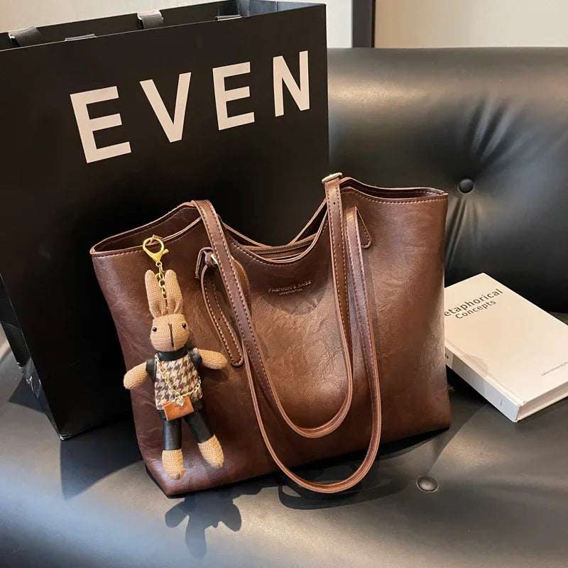 Emma Rustic Edge Tote – Przestronna Torebka Vintage z Ekologicznej Skóry z Ozdobnym Breloczkiem