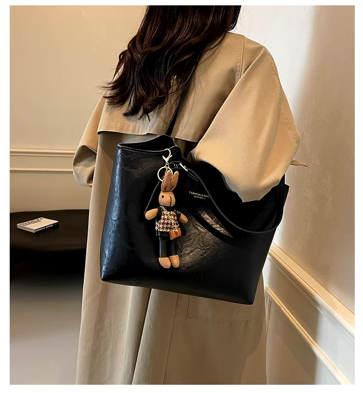 Emma Rustic Edge Tote – Przestronna Torebka Vintage z Ekologicznej Skóry z Ozdobnym Breloczkiem