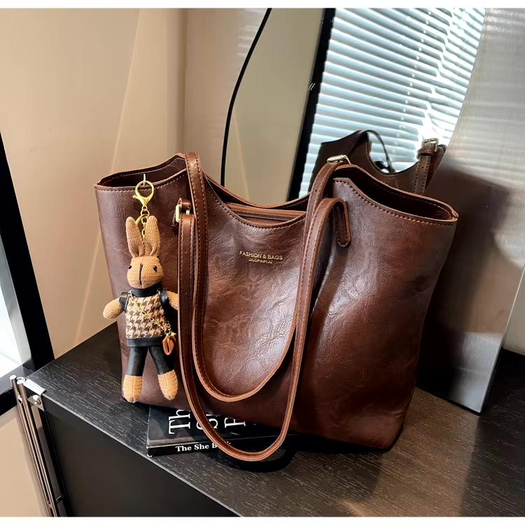 Emma Rustic Edge Tote – Przestronna Torebka Vintage z Ekologicznej Skóry z Ozdobnym Breloczkiem